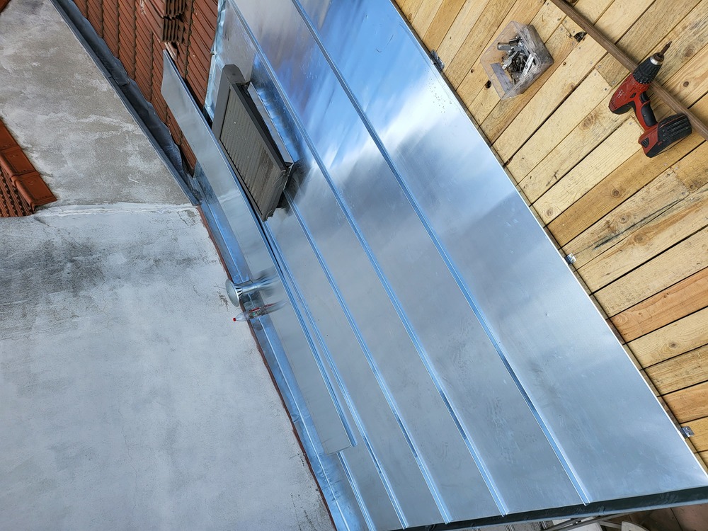 Remplacement plaque acier toiture
