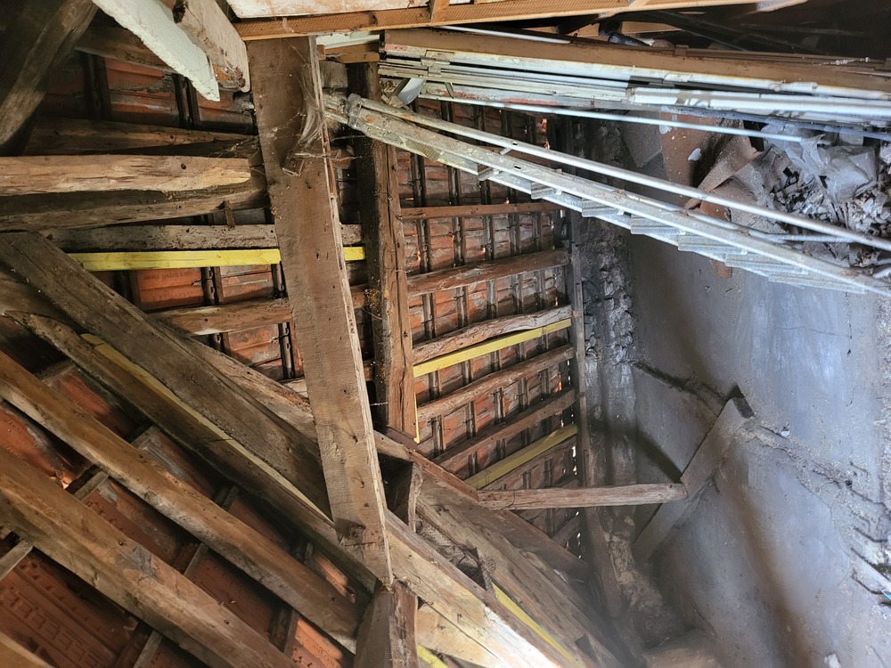 Toiture en bois à restaurer